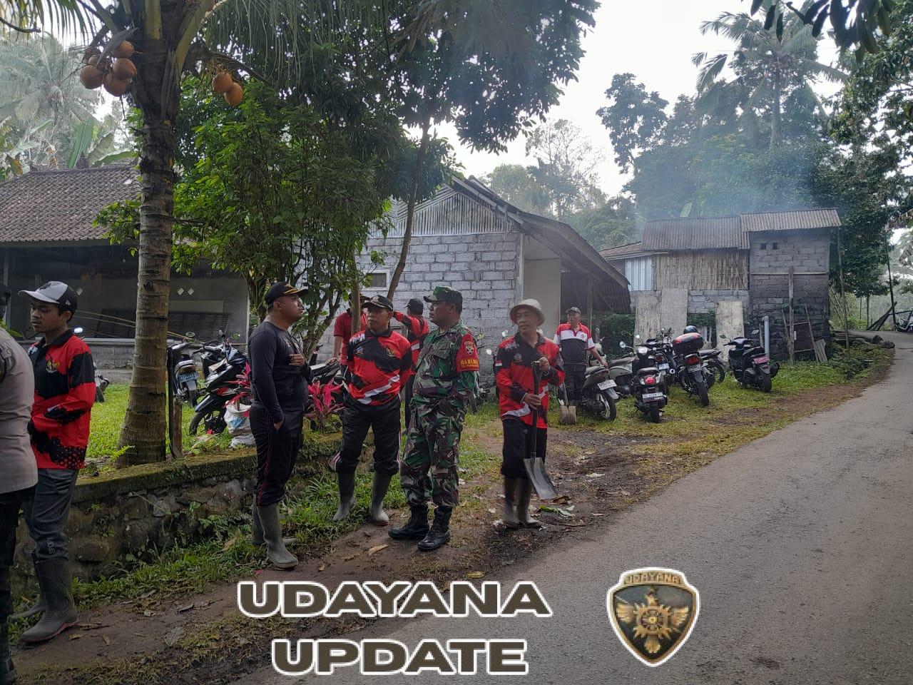 Babinsa 1623-06/Selat bersama staf Kecamatan dan aparatur Desa melaksanakan gotong royong penimbunan jalan berlubang.