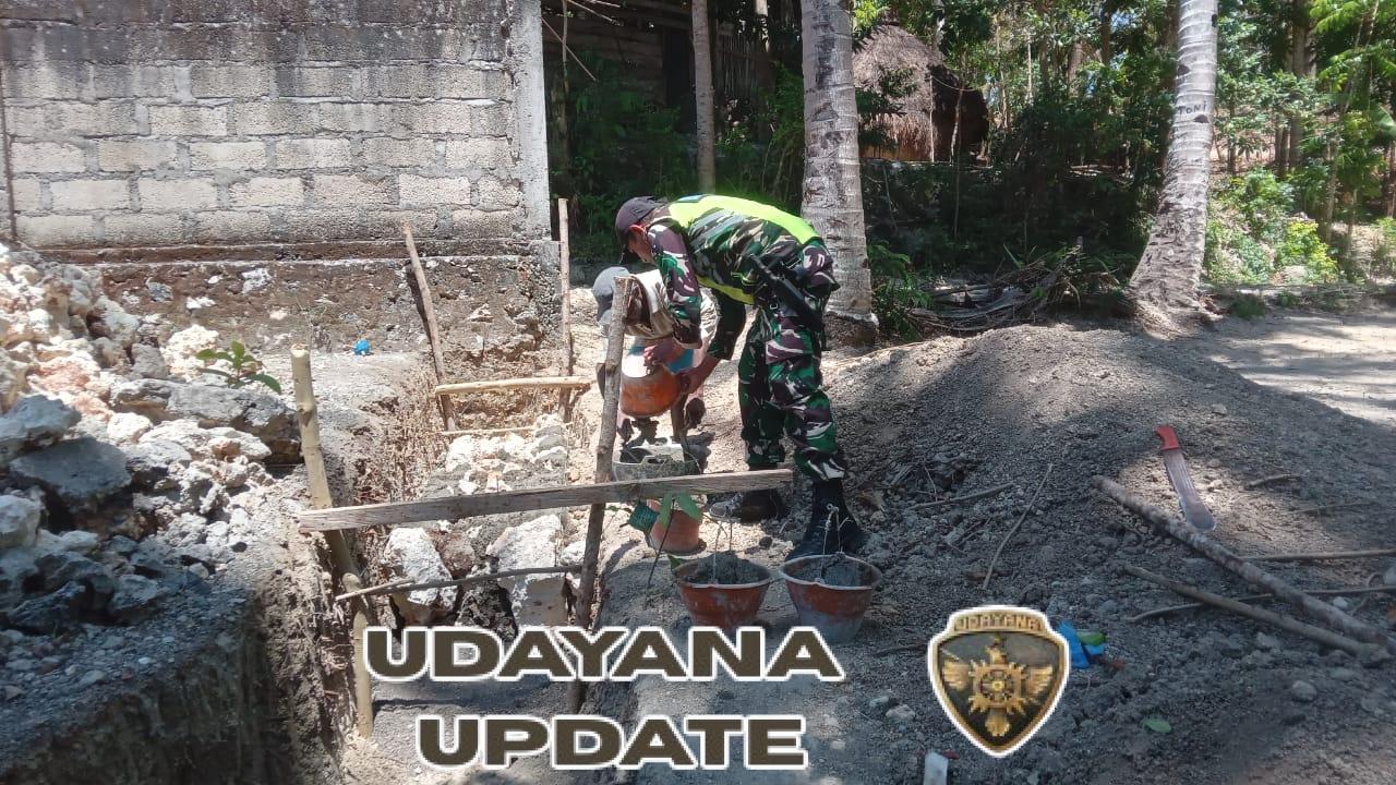 Wujud Kebersamaan, Babinsa Koramil 1621-01 SoE dan Warga Kerja Bakti di Tublopo