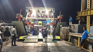 Koramil 1627-02/PB Laksanakan Pengamanan Bongkar Muatan Kapal Feri Tujuan Kupang