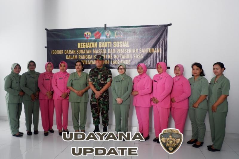 Peringati HUT ke-80 TNI, Dandim dan Ibu Ketua Persit Kodim 1602/Ende Sumbangkan Darah