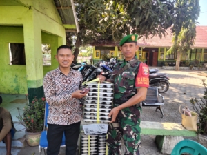 Babinsa Koramil 1608-03/Sape Dampingi Pembagian Makan Bergizi Gratis untuk Ribuan Siswa dan Ibu Hamil