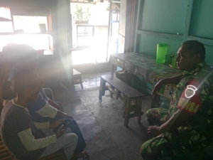 Lewat Komsos dan Pamwil, Babinsa Ende Ajak Warga Aktif Jaga Keamanan Lingkungan