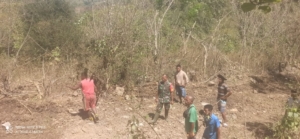 Babinsa Maurole Aktif Pantau Keamanan dan Ajak Warga Rawat Jalan Tani Hasil Karya Bakti