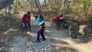 Satgas Pos Maubusa Bersama Warga Nuaderog Laksanakan Perbaikan Jalan