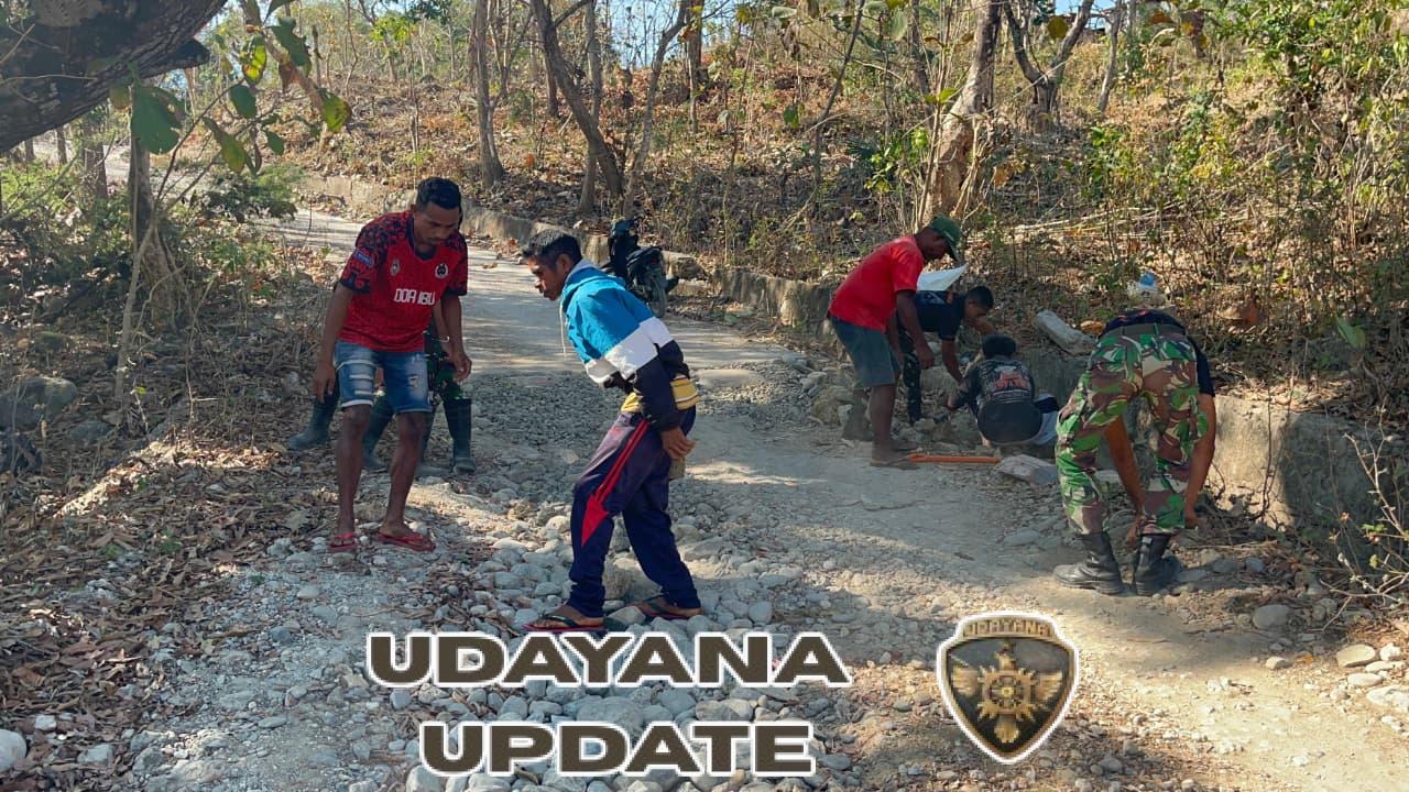 Satgas Pos Maubusa Bersama Warga Nuaderog Laksanakan Perbaikan Jalan