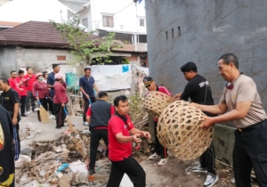 Babinsa dan Masyarakat Bersinergi dalam Kerja Bakti Bersih-Bersih Pasca Banjir