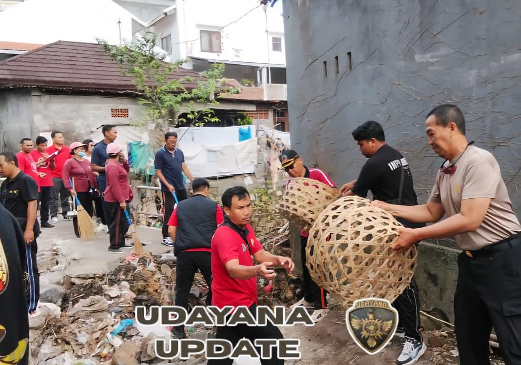 Babinsa dan Masyarakat Bersinergi dalam Kerja Bakti Bersih-Bersih Pasca Banjir