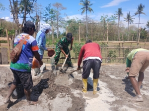 Babinsa Kempo Dorong Gotong Royong Bangun Jalan Desa
