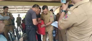 Babinsa Penarukan Pastikan Penyaluran Bantuan Bupati Berjalan Aman dan Lancar