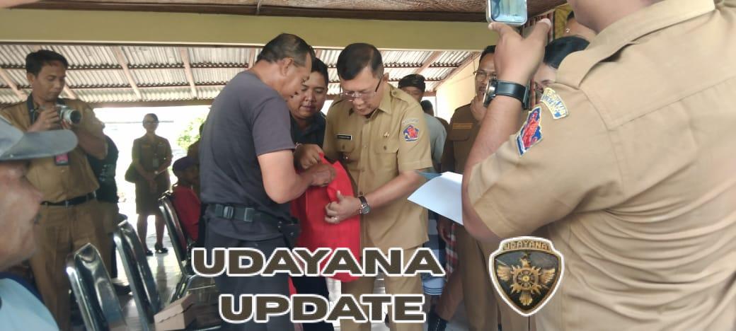 Babinsa Penarukan Pastikan Penyaluran Bantuan Bupati Berjalan Aman dan Lancar