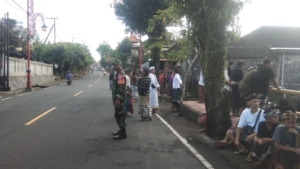 Sinergi Babinsa dan Aparat Desa Jaga Kelancaran Upacara Adat Pitra Yadnya di Ketandan