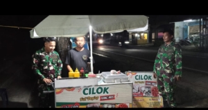Keliling Kampung Malam Hari, Babinsa Pantau Titik Rawan Di Desa Binaan