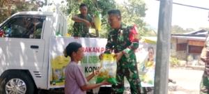 TNI Bersama Rakyat: Serda Muwahidn Distribusikan Beras Lewat Gerakan Pangan Murah di Waiblama