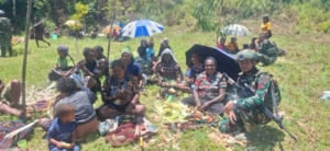 Satgas Yonif 743/PSY Bangun Kebersamaan Lewat Tradisi Lokal di Puncak Jaya