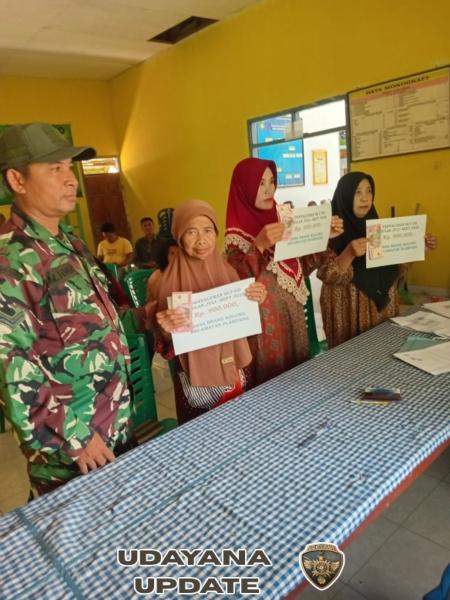 24 KK di Brang Kolong Terima BLT-DD, Babinsa Pastikan Aman dan Tepat Sasaran