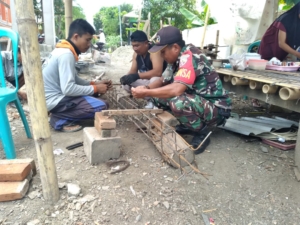 Wujud Kepedulian, Babinsa Desaloka Bantu Rehabilitasi Rumah Melalui Gotong Royong