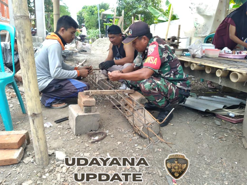 Wujud Kepedulian, Babinsa Desaloka Bantu Rehabilitasi Rumah Melalui Gotong Royong
