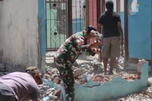 Semangat Kebersamaan Satgas Pamtas dalam Karya Bakti di Masjid Al-Mujahidin Kefamenanu