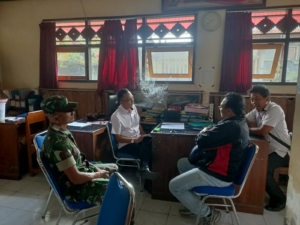 Babinsa Desa Abuan Laksanakan Komsos Bersama Staf Desa, Perkuat Sinergi di Wilayah Binaan