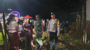 Babinsa Peninjoan Pimpin Patroli Gabungan, Pastikan Ketertiban Pasar Malam