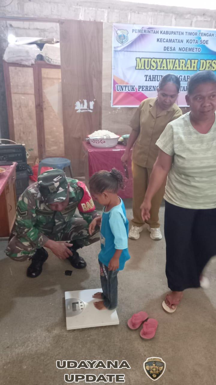 Babinsa Koramil 01/Kota So’e Dampingi Pemberian Makanan Tambahan (PMT) untuk Pemulihan Stunting