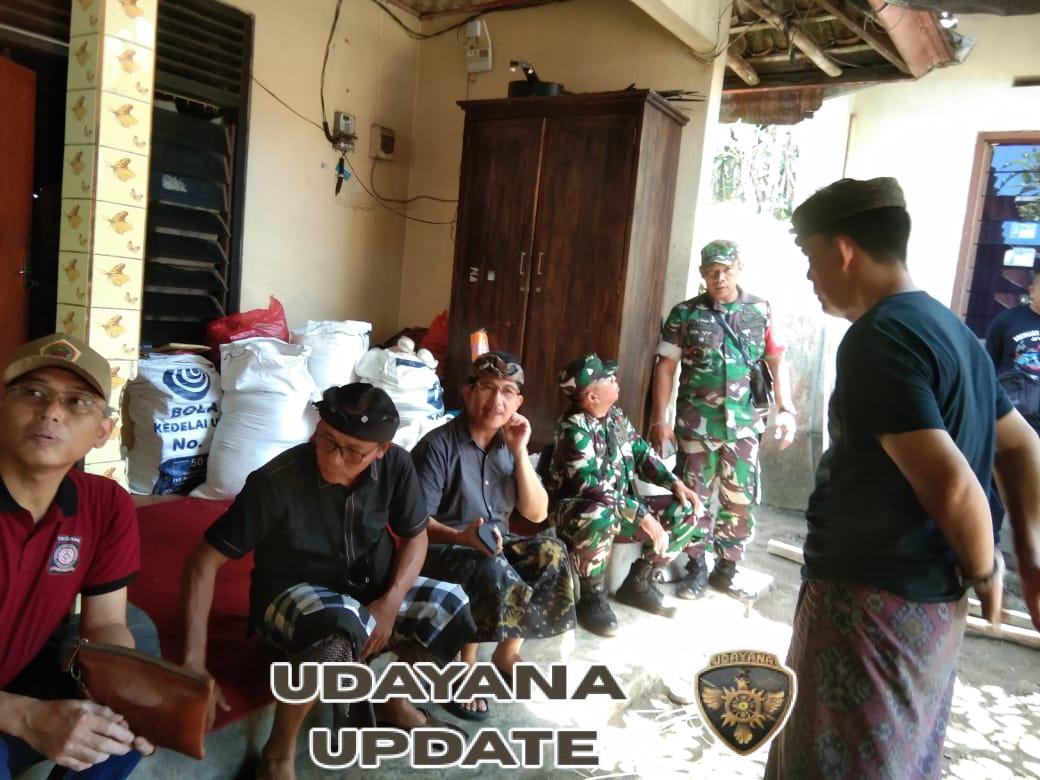 Babinsa Koramil 1616-01/Gianyar Wujudkan Kepedulian Lewat Pendampingan Bansos