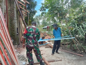 Babinsa Turun Langsung Bantu Pembangunan Rumah di Adonara Tengah