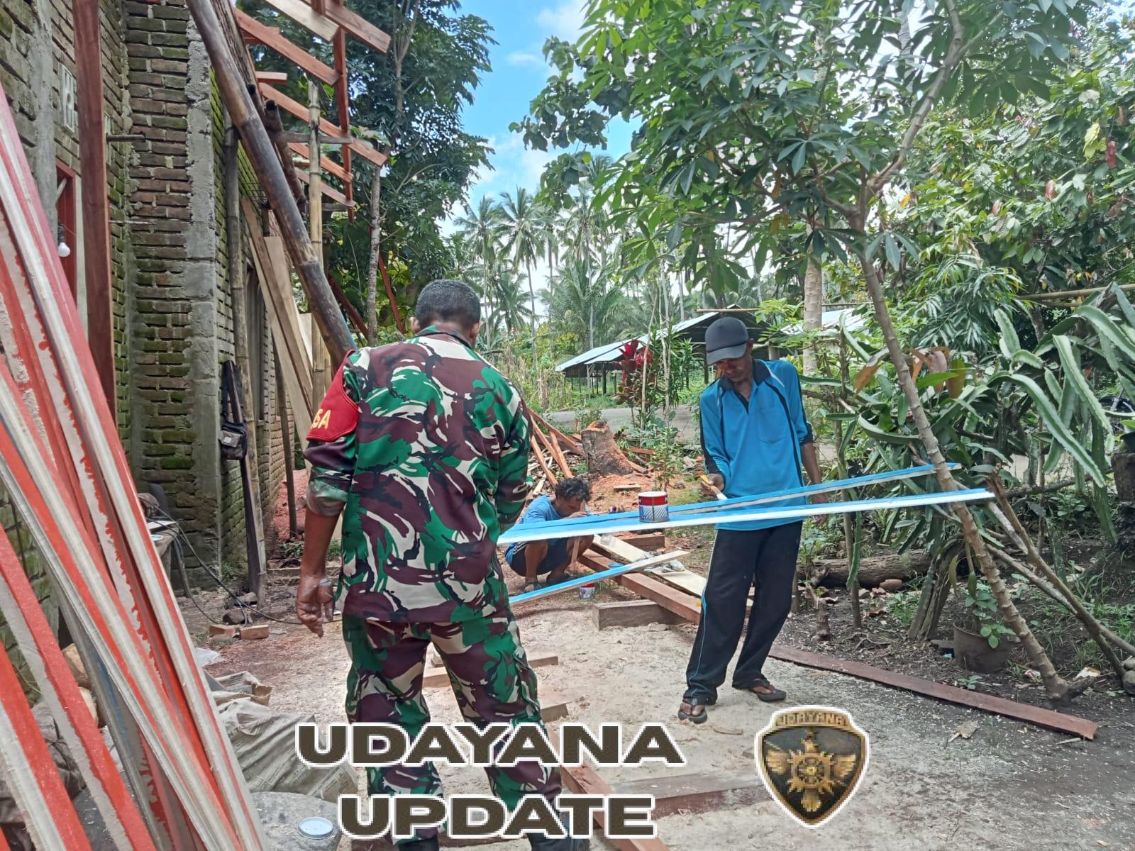 Babinsa Turun Langsung Bantu Pembangunan Rumah di Adonara Tengah