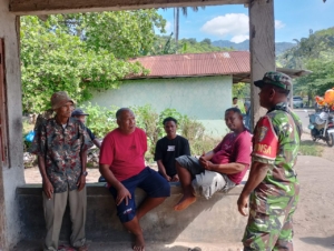 Wujudkan Rasa Aman, Babinsa Kodim 1602/Ende Laksanakan Pamwil di Kecamatan Kotabaru