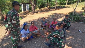 Satgas Pamtas Pos Oelbinose Jalin Keakraban Lewat Anjangsana Bersama Warga