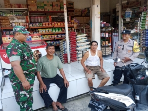 Dekat dengan Warga, Babinsa Desa Sumita Sambangi Warung Tokoh Masyarakat