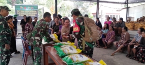 TNI dan Pemerintah Desa Bersinergi Salurkan 2 Ton Beras untuk 200 Warga Munduk Bestala