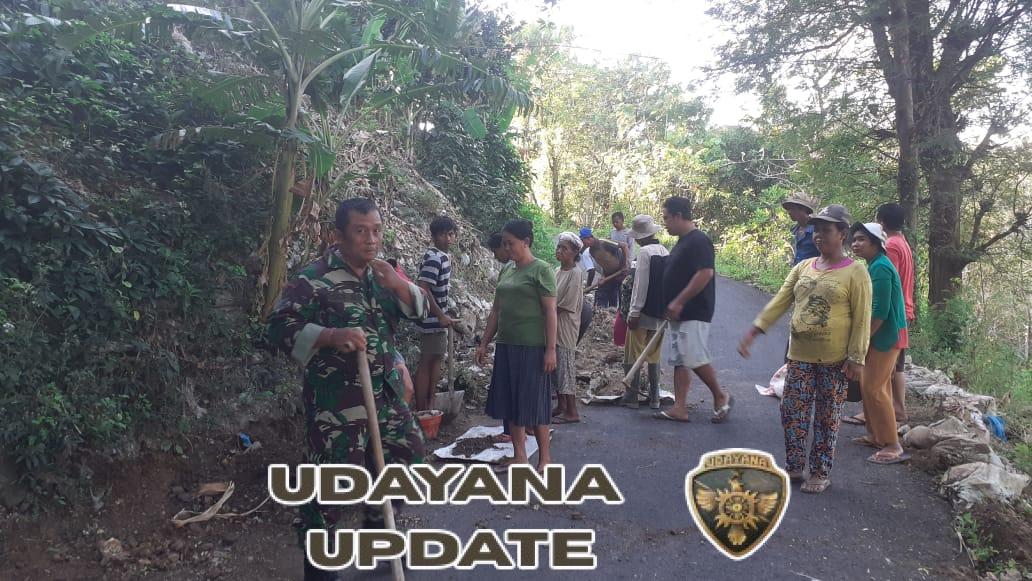 Wujudkan Kemanunggalan TNI-Rakyat, Babinsa Pangkungparuk Ajak Warga Gotong Royong Minggu Bersih