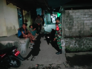‎Cegah Judi Online, Babinsa Himbau Pemuda Paok Pampang Saat Patroli Malam