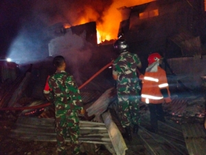 Koramil 01/Rasanae  Bersama Masyarakat Bersihkan Sisa Kebakaran dan Berikan Himbauan Keselamatan