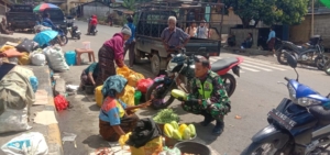 Babinsa Wolowaru Ajak Warga Waspada Cuaca Ekstrem di Pasar Moni