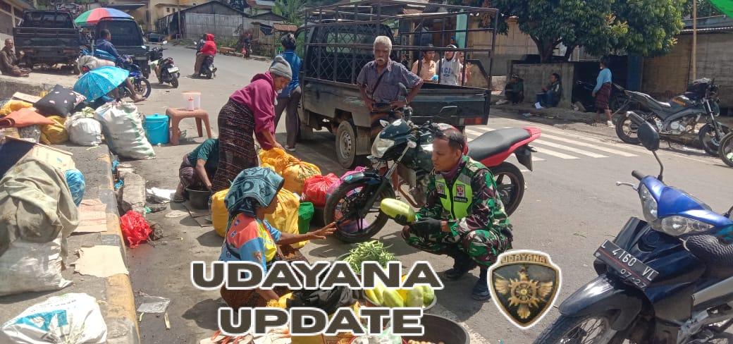 Babinsa Wolowaru Ajak Warga Waspada Cuaca Ekstrem di Pasar Moni