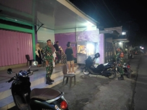 Babinsa Awasi Titik Rawan Lewat Patroli Rutin di Wilayah Binaan