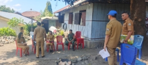 Sinergi TNI dan Pemerintah Desa, Babinsa Pantau Penataan Batas Tanah SDN 5 Ende