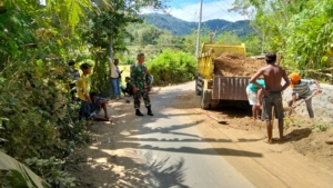 Sinergi Babinsa dan Warga Seran Atasi Timbunan Tanah di Jalan Masuk Desa