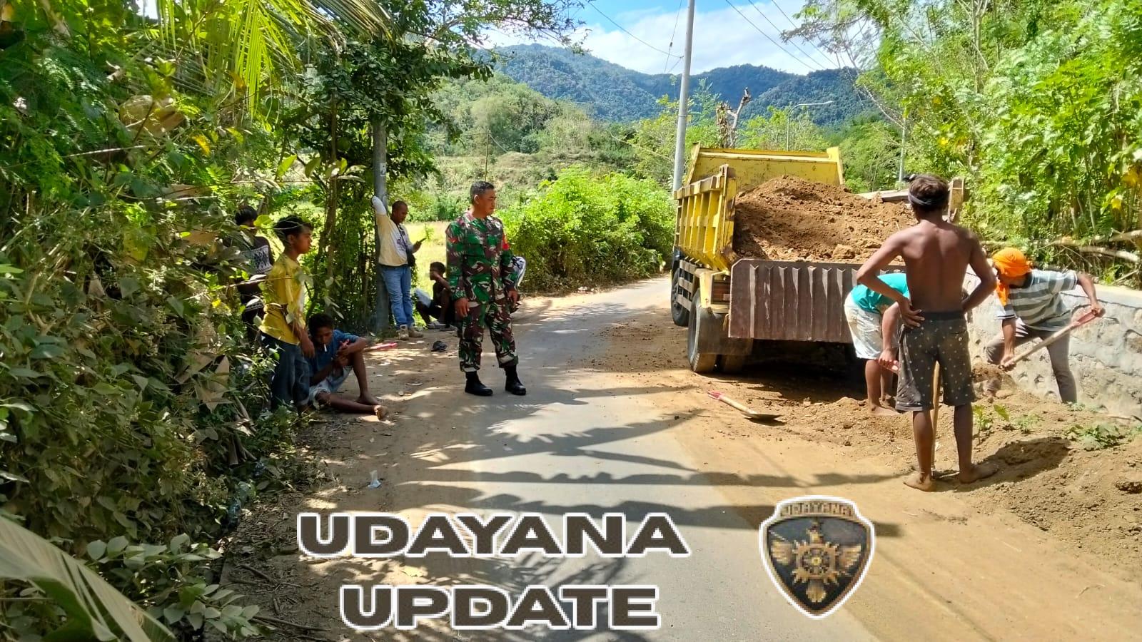 Sinergi Babinsa dan Warga Seran Atasi Timbunan Tanah di Jalan Masuk Desa