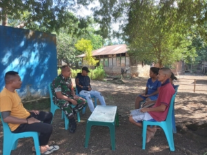 Pererat Hubungan dengan Warga, Babinsa Laksanakan Komsos di Biboki Utara