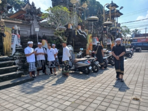 Babinsa Bebalang Jaga Ketertiban Puncak Piodalan Pura Puseh Penataran Bale Agung