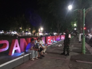 TNI Hadir di Tengah Warga, Koramil 1607-01/Sumbawa Laksanakan Patroli Mandiri