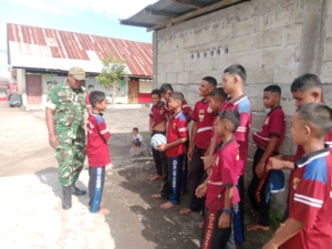 Babinsa Ende Aktif Lakukan Komsos dan Pamwil untuk Ciptakan Suasana Kondusif