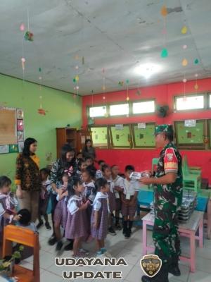 Program MBG Hadir di Rote Ndao, Babinsa Pastikan Anak Sekolah dan Ibu Menyusui Dapat Asupan Gizi