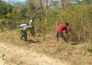 Wujudkan Desa Bersih, Babinsa Koramil 1618-01/Miotim Bersama Warga Gelar Kerja Bakti di Desa Sainoni