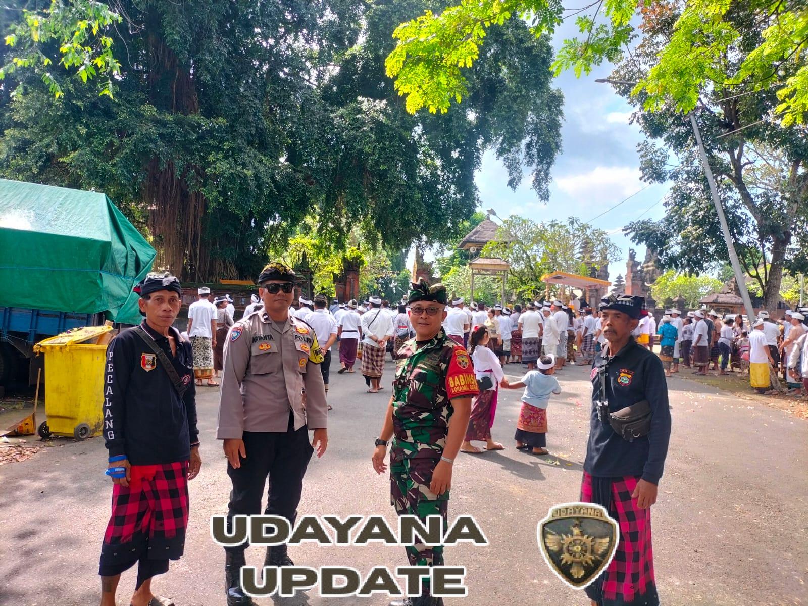 Ratusan Warga Bakas Hadiri Upacara Memetik Daun Beringin, Sertu Wayan Rata Gelar Pengamanan Bersama Bhabinkamtibmas Dan Pecalang