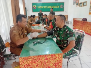 Personil jajaran Kodim 1623/Karangasem mengikuti pemeriksaan gratis tahap II yang di selenggarakan oleh Dinas Kesehatan Kab. Karangasem