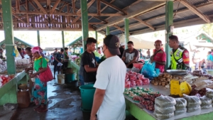 Babinsa Koramil Naikliu Himbau Warga Tertib Di Pasar